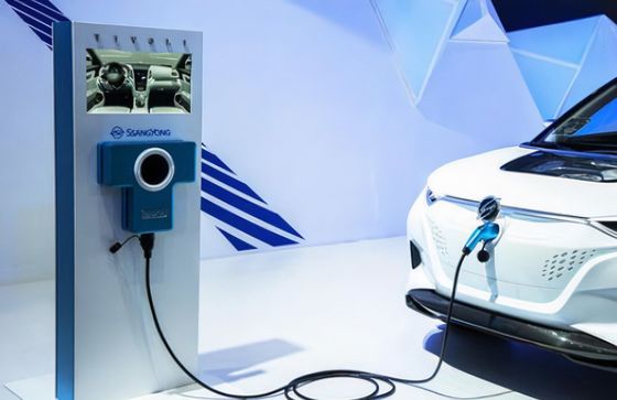 Prüfung des Ladesystems für Elektrofahrzeuge zur Messung von Kriechweiten und -freien Räumen